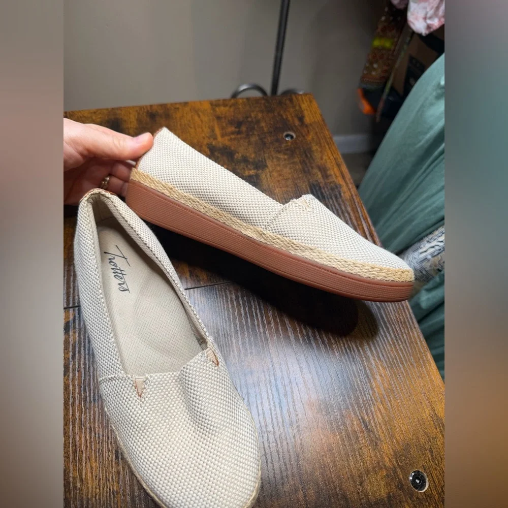 Trotters Accent Beige espadrille-style slip-on minimalist shoes Size 5.5